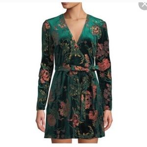 Alexia Admor Surplice-Neck Velvet Wrap Dress             Small/Medium
